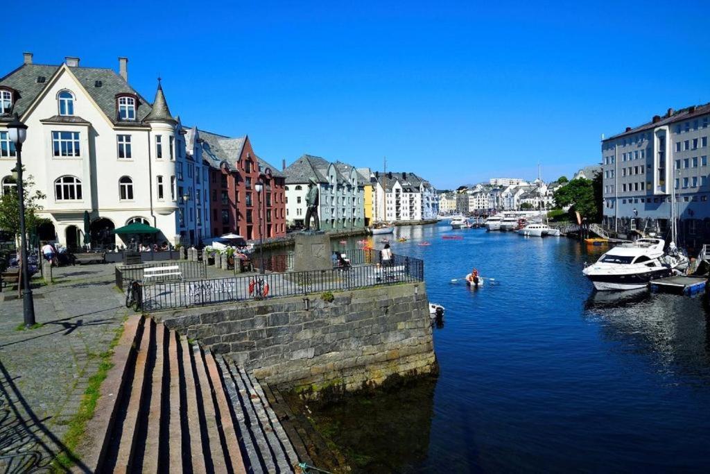 Apartament Near Brosundet, Newly Refurnished, Free Street Parking Ålesund Zewnętrze zdjęcie