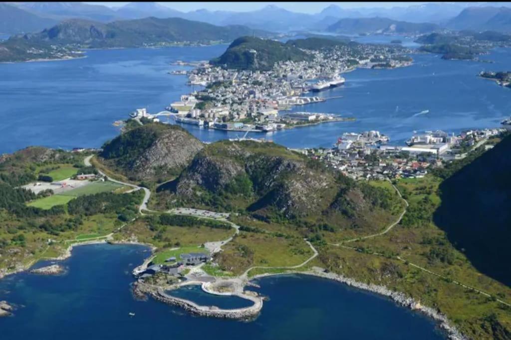 Apartament Near Brosundet, Newly Refurnished, Free Street Parking Ålesund Zewnętrze zdjęcie