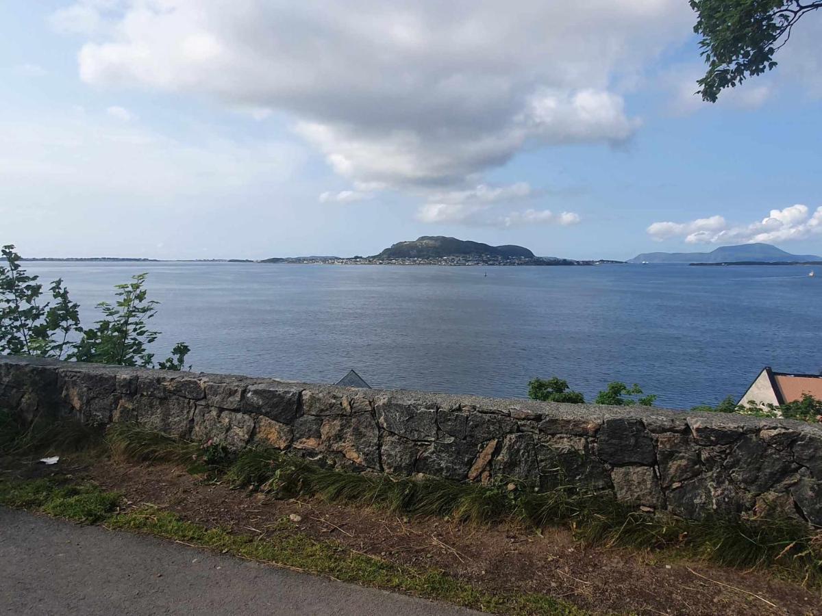 Apartament Near Brosundet, Newly Refurnished, Free Street Parking Ålesund Zewnętrze zdjęcie